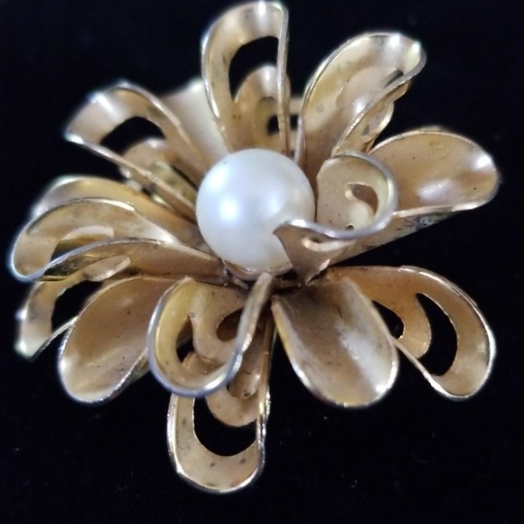 Vintage Gold Tone Flower Faux Pearl Brooch Pin - Picture 10 of 12